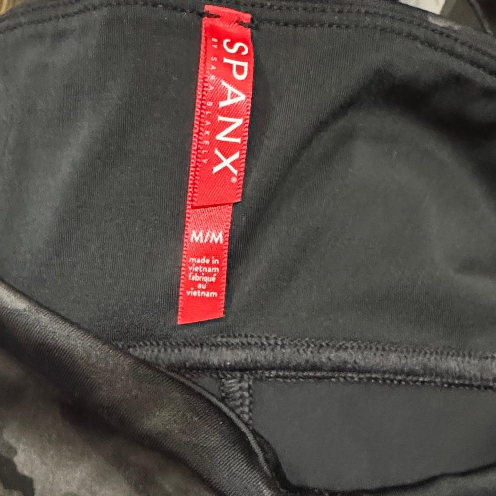 SPANX Classic Black Leggings - Picture 2 of 5